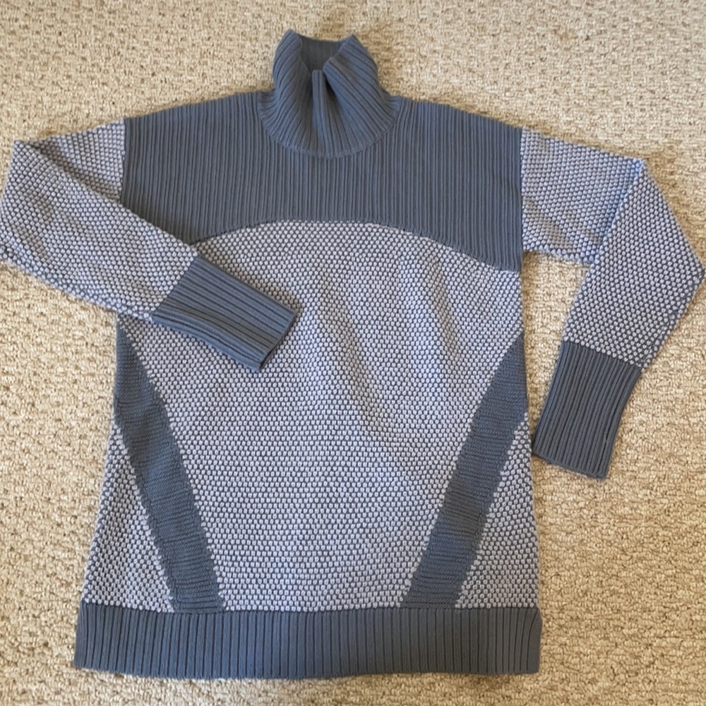 Lululemon size 4 turtleneck sweater